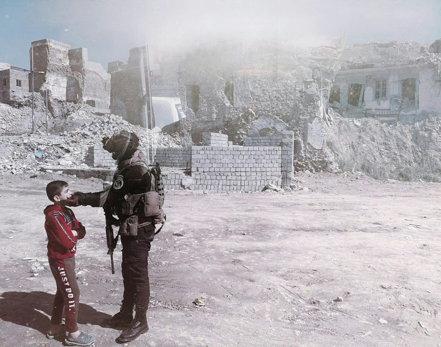The Kid of Mosul Soldat i samtale med en gutt